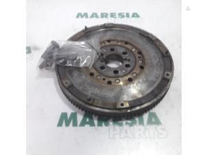 Gebruikte Vliegwiel Alfa Romeo 159 (939AX) 1.9 JTDm 16V Prijs € 157,50 Margeregeling aangeboden door Maresia Parts