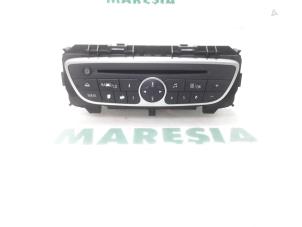 Gebruikte Radio CD Speler Renault Twingo II (CN) 1.2 16V Quickshift 5 Prijs € 105,00 Margeregeling aangeboden door Maresia Parts