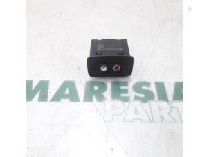 Gebruikte AUX/USB aansluiting Renault Kangoo Express (FW) 1.5 dCi 90 FAP Prijs € 25,00 Margeregeling aangeboden door Maresia Parts