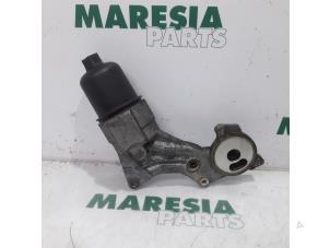 Gebruikte Oliefilterhouder Peugeot 206 CC (2D) 1.6 16V Prijs € 35,00 Margeregeling aangeboden door Maresia Parts