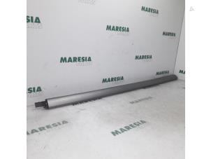 Gebruikte Roofrail rechts Citroen C4 Picasso (3D/3E) 1.6 e-HDi 115 Prijs € 75,00 Margeregeling aangeboden door Maresia Parts