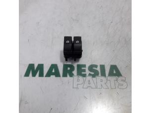Gebruikte Combischakelaar ramen Renault Master IV (MA/MB/MC/MD/MH/MF/MG/MH) 2.3 dCi 16V Prijs € 30,25 Inclusief btw aangeboden door Maresia Parts