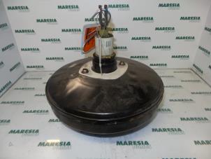 Gebruikte Rembooster Renault Grand Scénic II (JM) 1.5 dCi 100 Prijs € 40,00 Margeregeling aangeboden door Maresia Parts