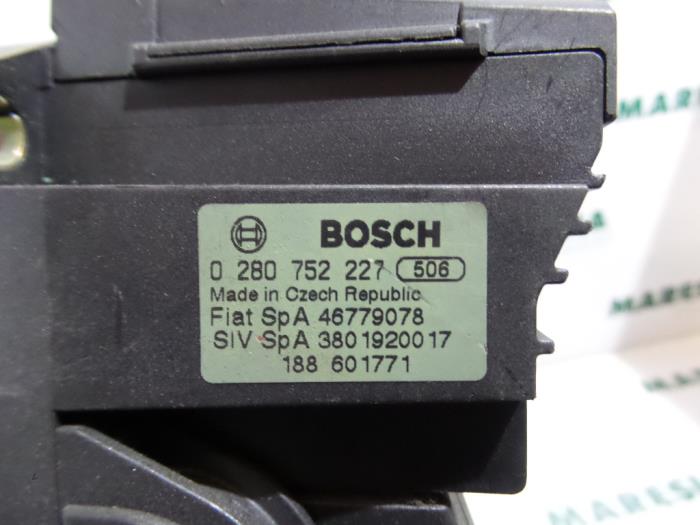 Gaspedaalpositie Sensor van een Fiat Stilo (192A/B) 1.6 16V 5-Drs. 2002