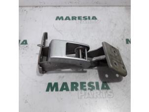 Gebruikte Scharnier deur rechts-achter Fiat Scudo (270) 2.0 D Multijet Prijs € 60,50 Inclusief btw aangeboden door Maresia Parts