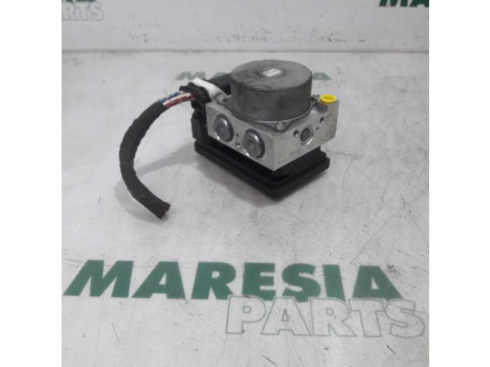 ABS Pomp van een Citroën C3 (SC) 1.0 Vti 68 12V 2014