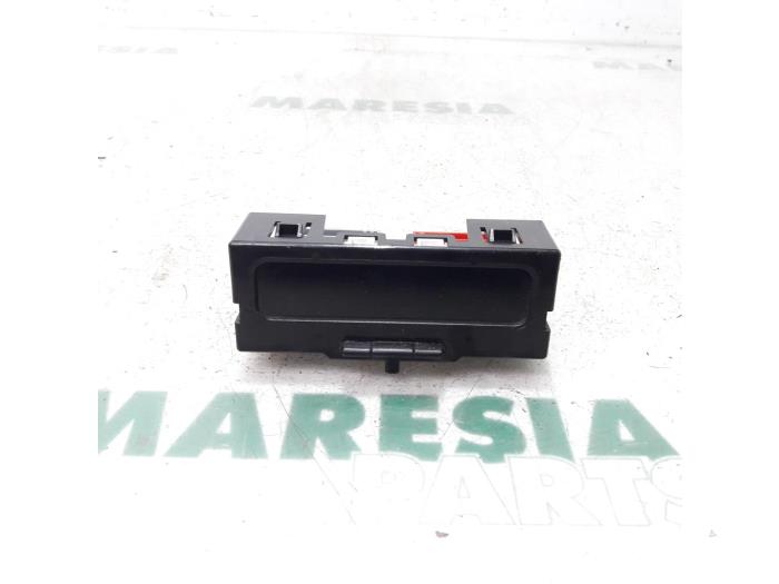 Gebruikte Display Interieur Renault Clio II (BB/CB) 1.6 16V Prijs € 15,00 Margeregeling aangeboden door Maresia Parts
