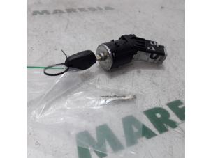 Gebruikte Kontaktslot + Sleutel Peugeot 208 I (CA/CC/CK/CL) 1.4 HDi Prijs € 29,99 Margeregeling aangeboden door Maresia Parts