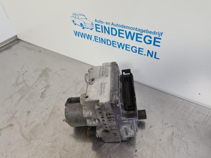 Gebruikte ABS Pomp Volkswagen Transporter/Caravelle T4 2.4 D Prijs € 50,00 Margeregeling aangeboden door Auto- en demontagebedrijf Eindewege