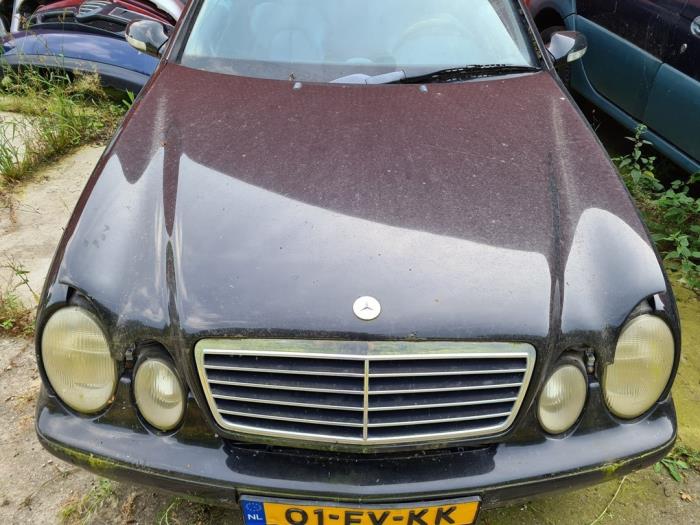 Koplamp links van een Mercedes-Benz CLK (W208) 2.3 230K Evo 16V 1999