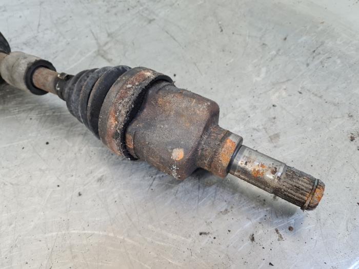 Aandrijfas links-voor van een Chrysler PT Cruiser 2.0 16V 2001