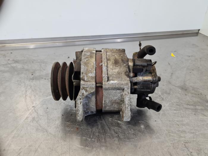 Dynamo van een Nissan Vanette (C23) 2.3 D E/Cargo 1996