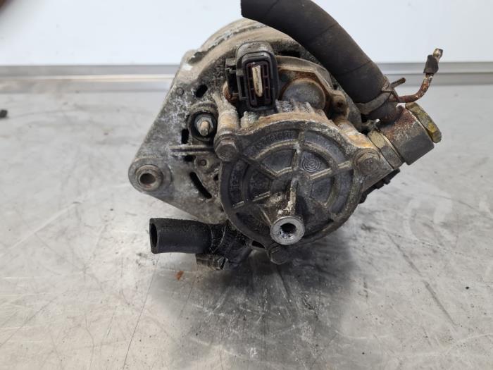 Dynamo van een Nissan Vanette (C23) 2.3 D E/Cargo 1996