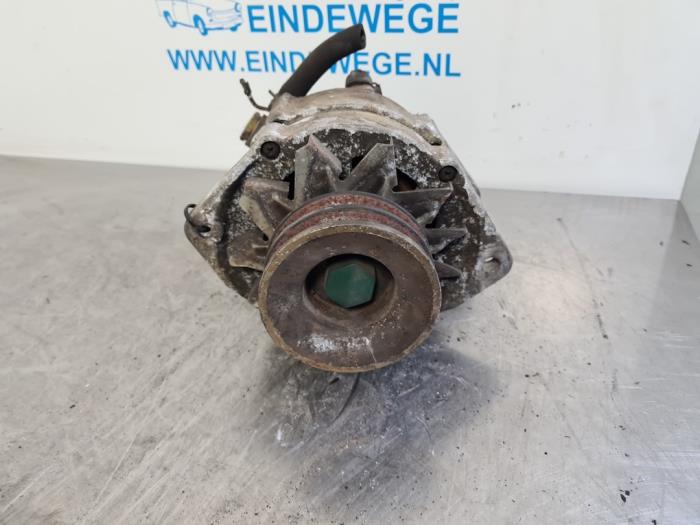 Dynamo van een Nissan Vanette (C23) 2.3 D E/Cargo 1996