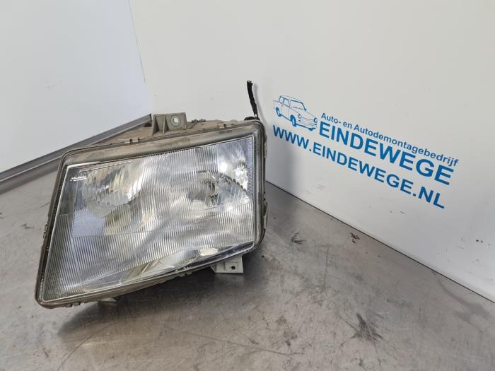 Koplamp links van een Mercedes-Benz Vito (638.1/2) 2.2 CDI 110 16V 1999