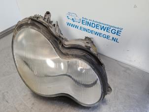 Gebruikte Koplamp rechts Mercedes C Combi (S203) 2.2 C-200 CDI 16V Prijs € 25,00 Margeregeling aangeboden door Auto- en demontagebedrijf Eindewege