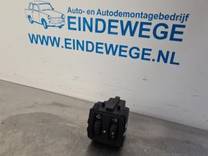 Gebruikte Hoogteregelaar schakelaar Renault Twingo II (CN) 1.2 Prijs € 10,00 Margeregeling aangeboden door Auto- en demontagebedrijf Eindewege