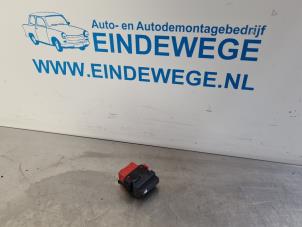 Gebruikte Schakelaar Centr. Deurvergrendeling Renault Clio II (BB/CB) 1.2 Prijs € 10,00 Margeregeling aangeboden door Auto- en demontagebedrijf Eindewege