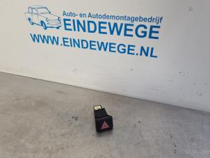 Gebruikte Alarmlicht Schakelaar Audi A4 Avant (B6) 2.0 FSI 16V Prijs € 10,00 Margeregeling aangeboden door Auto- en demontagebedrijf Eindewege