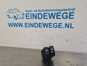 Gebruikte Ruit schakelaar elektrisch Renault Twingo II (CN) 1.2 16V Prijs € 20,00 Margeregeling aangeboden door Auto- en demontagebedrijf Eindewege