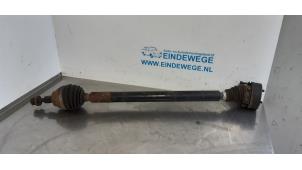 Gebruikte Aandrijfas rechts-voor Volkswagen Caddy III (2KA,2KH,2CA,2CH) 2.0 SDI Prijs € 60,00 Margeregeling aangeboden door Auto- en demontagebedrijf Eindewege