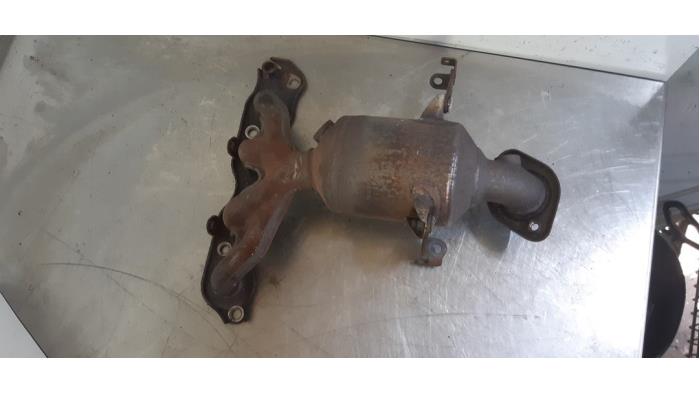 Uitlaatspruitstuk + katalysator van een Suzuki Splash 1.2 16V 2010