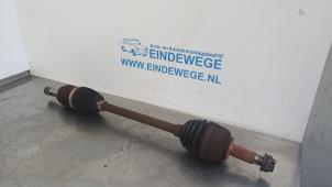 Gebruikte Aandrijfas links-voor Renault Clio III Estate/Grandtour (KR) 1.2 16V 75 Prijs € 35,00 Margeregeling aangeboden door Auto- en demontagebedrijf Eindewege