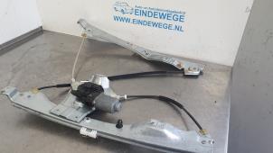 Gebruikte Raammechaniek 4Deurs rechts-voor Renault Clio III Estate/Grandtour (KR) 1.2 16V 75 Prijs € 40,00 Margeregeling aangeboden door Auto- en demontagebedrijf Eindewege
