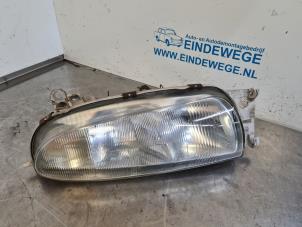 Gebruikte Rechter Koplamp Ford Fiesta 4 1.3i Prijs € 25,00 Margeregeling aangeboden door Auto- en demontagebedrijf Eindewege