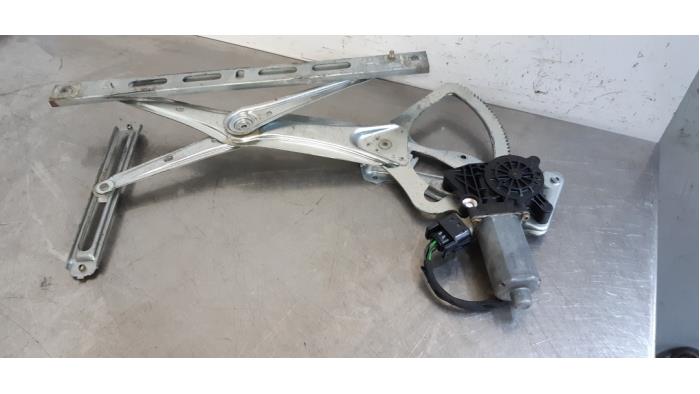 Ruitmechaniek 2Deurs rechts-voor van een Mercedes-Benz CLK (C208) 2.0 200 16V 1999