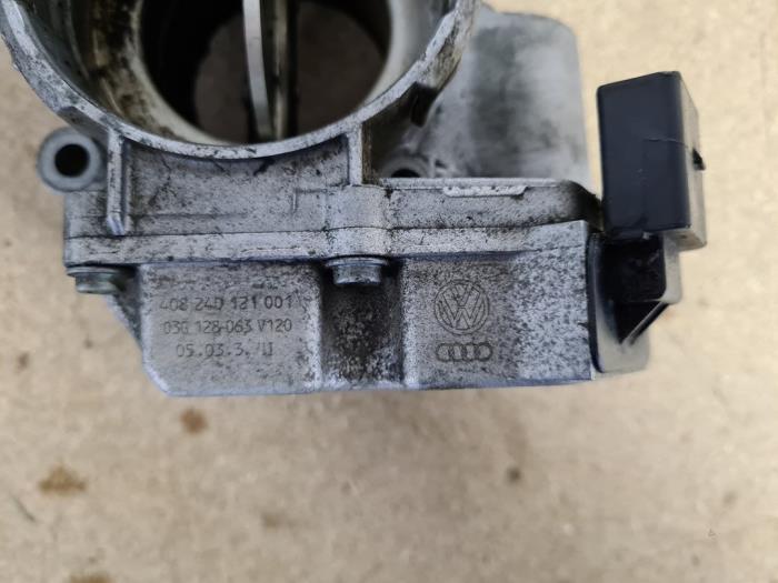 Gasklephuis van een Volkswagen Golf V (1K1) 1.9 TDI 2006