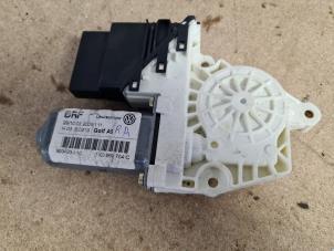 Gebruikte Motor electrisch raam Volkswagen Golf V (1K1) 1.9 TDI Prijs € 25,00 Margeregeling aangeboden door Auto- en demontagebedrijf Eindewege