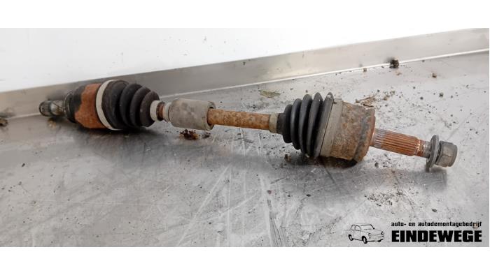 Gebruikte Aandrijfas links-voor Mitsubishi Colt (Z2/Z3) 1.1 12V Prijs € 30,00 Margeregeling aangeboden door Auto- en demontagebedrijf Eindewege