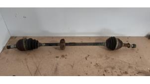 Gebruikte Aandrijfas rechts-voor Opel Zafira (F75) 2.2 16V Prijs € 30,00 Margeregeling aangeboden door Auto- en demontagebedrijf Eindewege