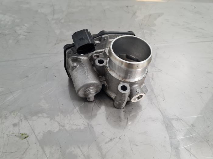Gebruikte Gasklephuis Ford Fiesta 6 (JA8) 1.0 EcoBoost 12V 100 Prijs € 25,00 Margeregeling aangeboden door Auto- en demontagebedrijf Eindewege