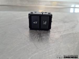 Gebruikte Schakelaar achterklep Jaguar F-Pace 2.0 Turbo 16V AWD Prijs € 15,00 Margeregeling aangeboden door Auto- en demontagebedrijf Eindewege