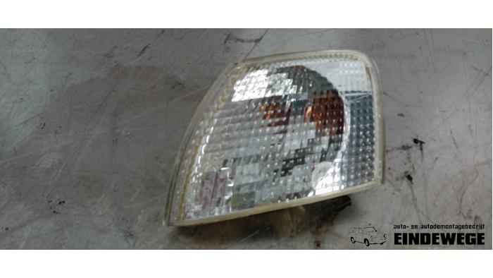 Richtingaanwijzer links van een Volkswagen Passat (3B2) 2.3 VR5 1999