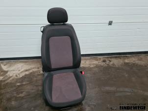 Gebruikte Stoel rechts Opel Corsa D 1.4 16V Twinport Prijs € 105,00 Margeregeling aangeboden door Auto- en demontagebedrijf Eindewege