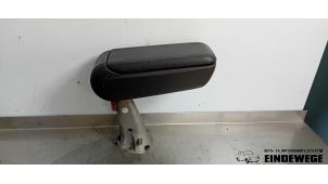 Gebruikte Armleuning Mercedes A (W168) 1.7 A-170 CDI 16V Prijs € 35,00 Margeregeling aangeboden door Auto- en demontagebedrijf Eindewege