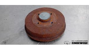 Gebruikte Remtrommel achter Renault Twingo II (CN) 1.2 16V Prijs € 25,00 Margeregeling aangeboden door Auto- en demontagebedrijf Eindewege
