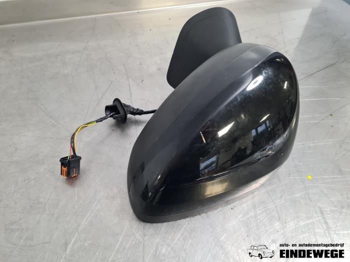 Buitenspiegel links van een Opel Crossland (X) 1.2 Turbo 12V Euro 6 2017