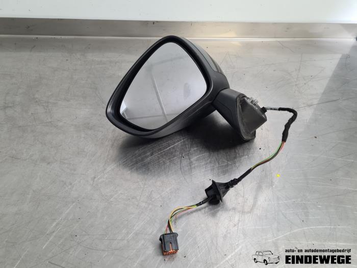Buitenspiegel links van een Opel Crossland (X) 1.2 Turbo 12V Euro 6 2017