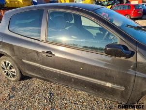 Gebruikte Portier 2Deurs rechts Renault Clio III (BR/CR) 1.4 16V Prijs € 105,00 Margeregeling aangeboden door Auto- en demontagebedrijf Eindewege