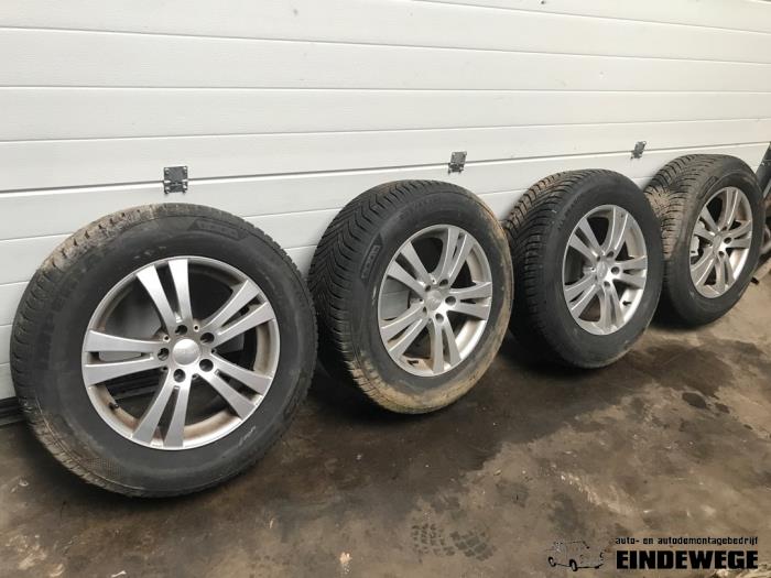 Velgen set + banden van een Dodge Nitro 3.7 STX V6 4x4 Autom. 2007