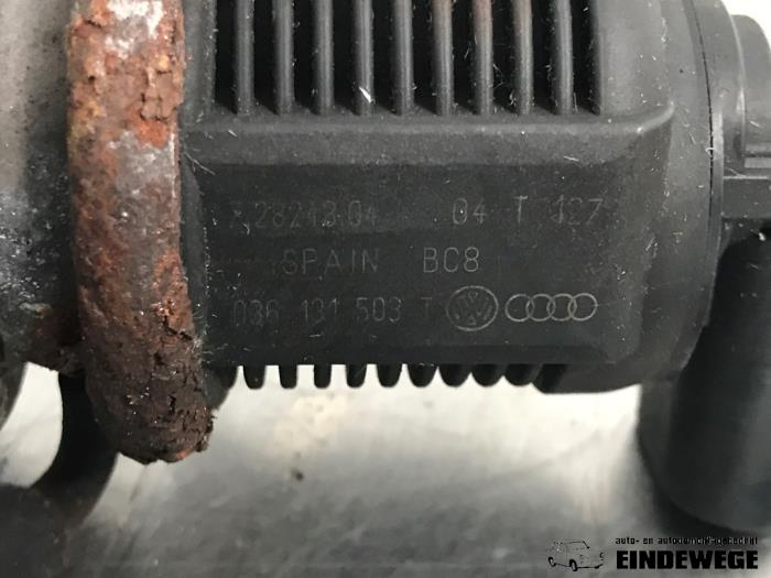 EGR Klep van een Volkswagen Golf V (1K1) 1.4 16V 2004