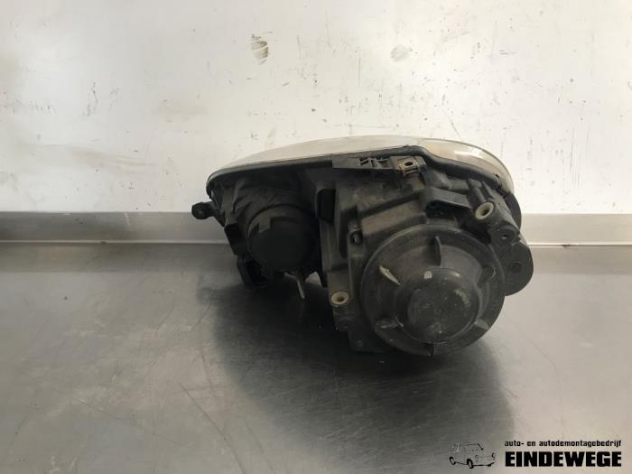 Koplamp rechts van een Volkswagen Golf V (1K1) 1.4 16V 2004