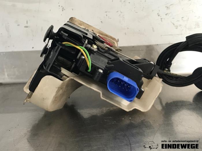 Deurslot Mechaniek 4Deurs links-voor van een Volkswagen Golf V (1K1) 1.4 16V 2004