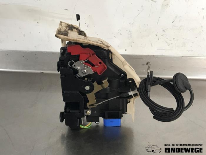 Deurslot Mechaniek 4Deurs links-voor van een Volkswagen Golf V (1K1) 1.4 16V 2004