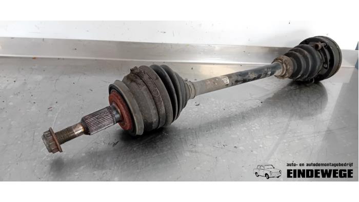 Gebruikte Aandrijfas links-voor Volkswagen Transporter T5 1.9 TDi Prijs € 52,50 Margeregeling aangeboden door Auto- en demontagebedrijf Eindewege