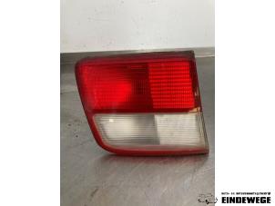 Gebruikte Achterlicht links Opel Omega B (25/26/27) 2.2 16V Prijs € 26,25 Margeregeling aangeboden door Auto- en demontagebedrijf Eindewege